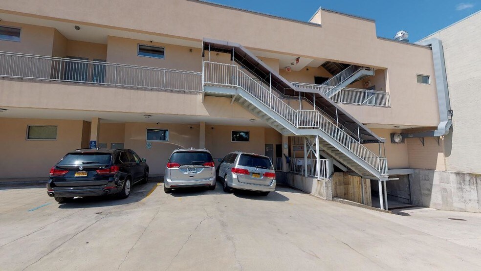 More Photos Of 6921 164th St, Fresh Meadows Medical For Lease