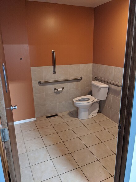 More Photos Of 250 S Kinzie Ave, Bradley Flex For Sale