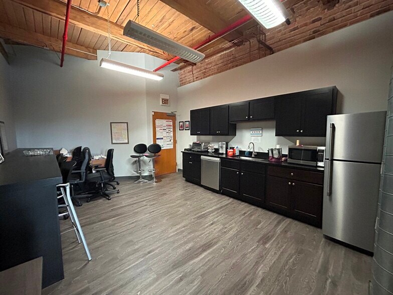More Photos Of 700 N Sacramento Blvd, Chicago Loft Creative Space For Lease