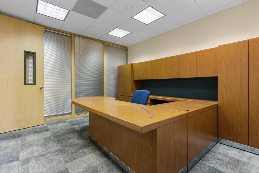 More Photos Of 1088 Springhurst Dr, Green Bay Office For Lease