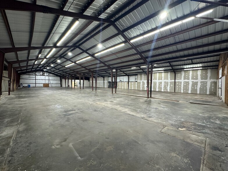 More Photos Of 2528-2532 Lucena St, Charlotte Warehouse For Lease