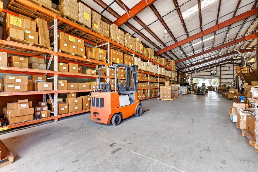 More Photos Of 2721 Pemberton Dr, Apopka Warehouse For Lease