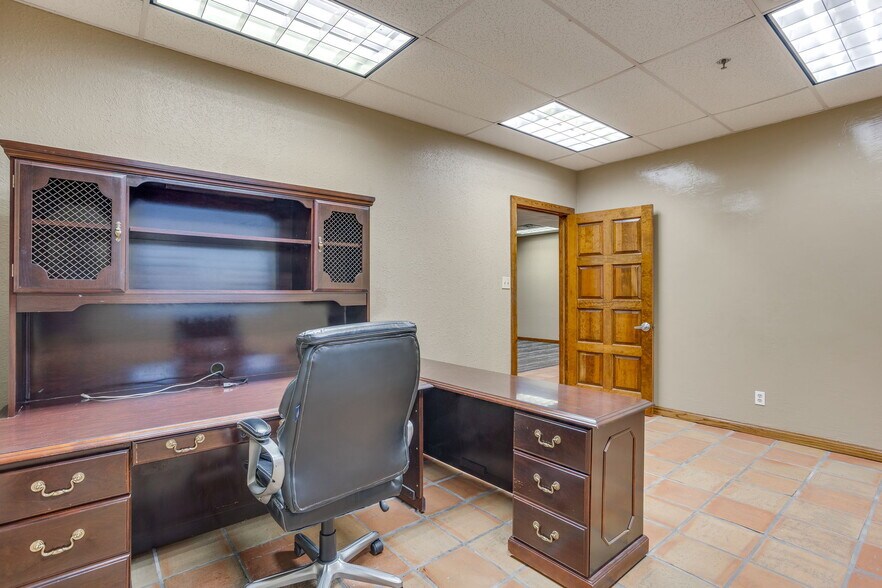More Photos Of 3500 Noble Ave, Fort Worth Flex For Lease
