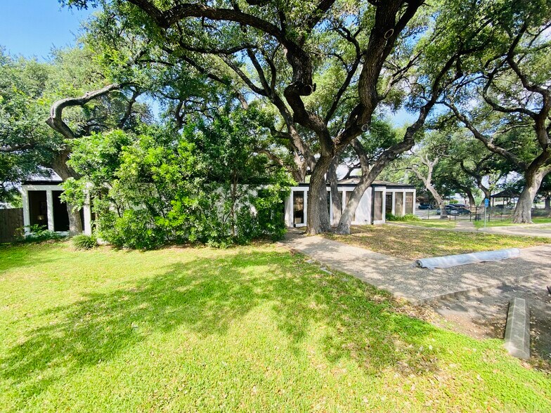 More Photos Of 1176 Business 35, New Braunfels Office For Sale