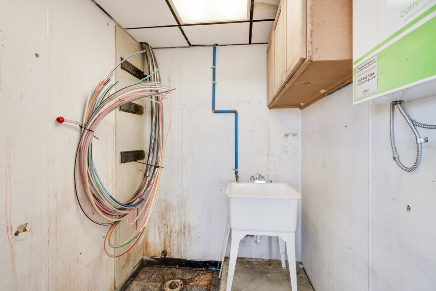 More Photos Of 1136 Central Fwy, Wichita Falls Service Station For Sale
