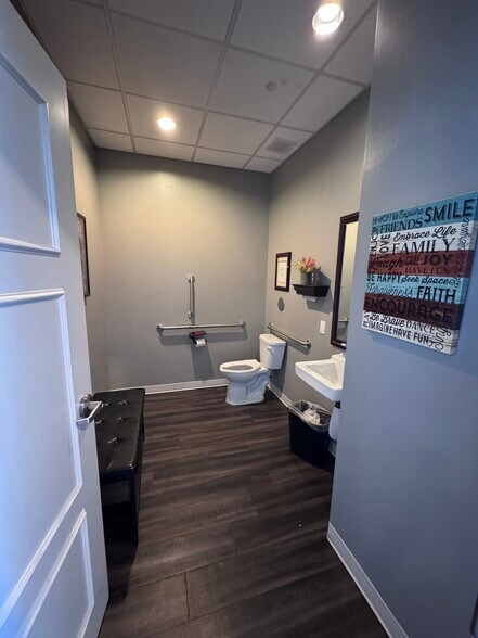 More Photos Of 413 NW Murray Rd, Lee's Summit Flex For Lease