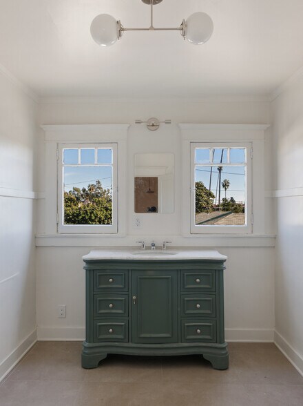 More Photos Of 4572 W Washington Blvd, Los Angeles Office For Sale