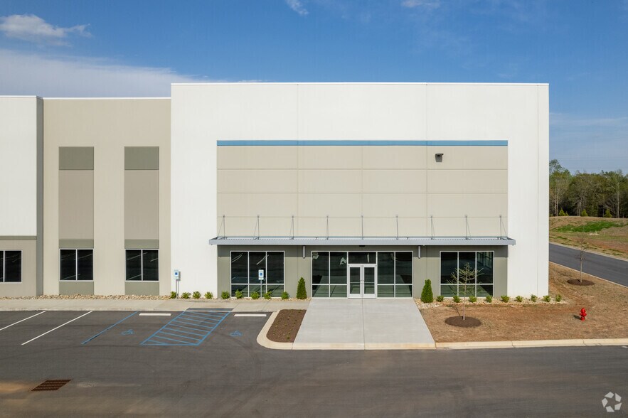 More Photos Of 6675 Highway 221, Roebuck Warehouse For Lease