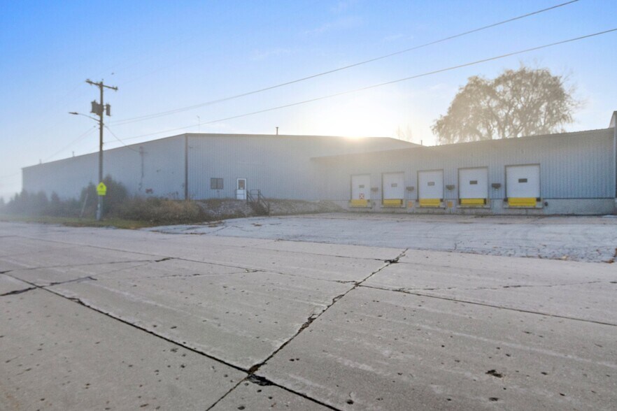 Primary Photo Of 815-925 E Albert Dr, Manitowoc Warehouse For Lease
