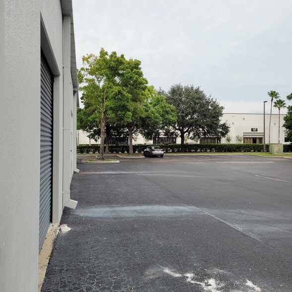More Photos Of 7751 Kingspointe Pky, Orlando Light Distribution For Lease