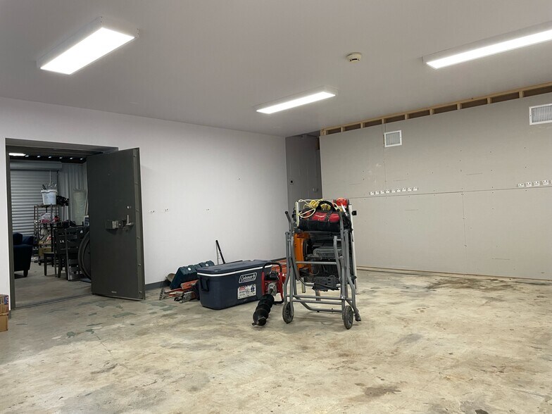 More Photos Of 2118 Mannix Dr, San Antonio Showroom For Sale