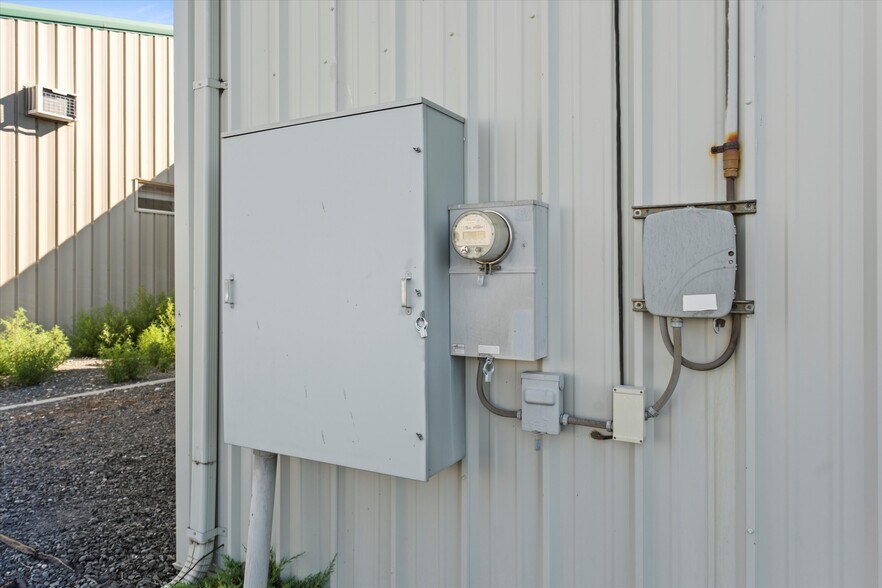 More Photos Of 720 E 3rd Ave, Moses Lake Manufacturing For Sale
