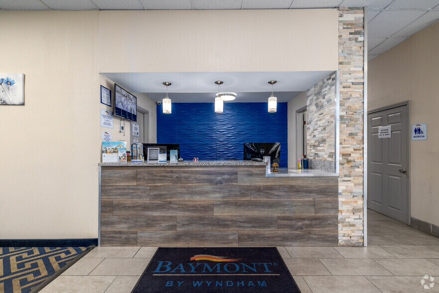 Primary Photo Of 710 Market St, Cheraw Hotel For Sale