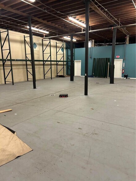 More Photos Of 801 8th Ave W, Palmetto Showroom For Lease