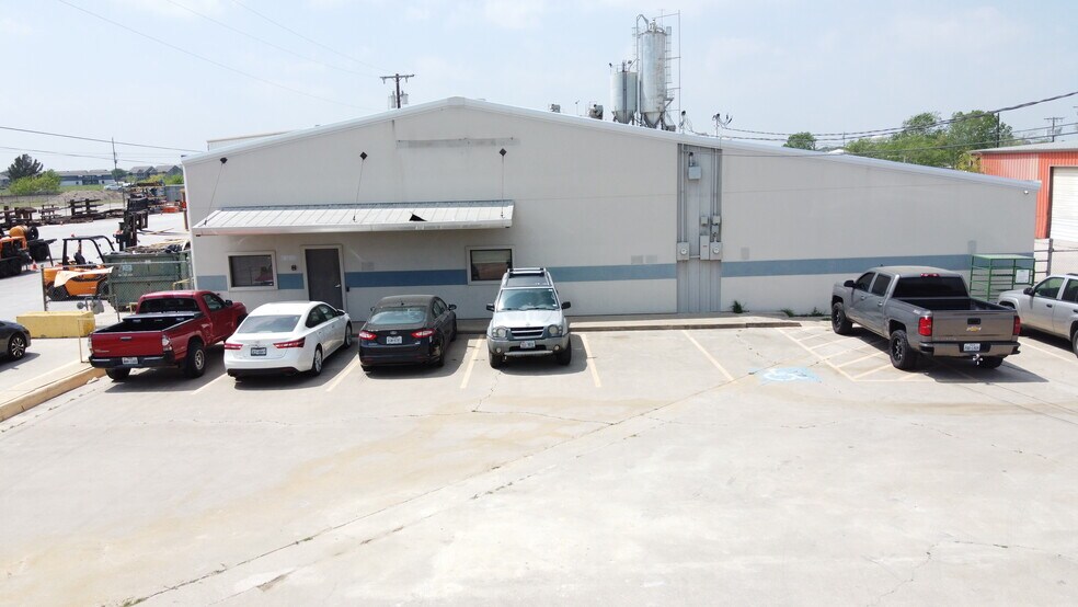 More Photos Of 1033 Jarvis Rd, Saginaw Warehouse For Lease