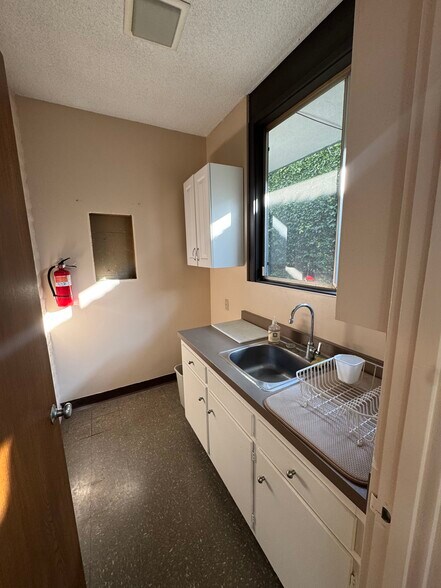 More Photos Of 1141-1151 E Main St, Ventura Office For Lease