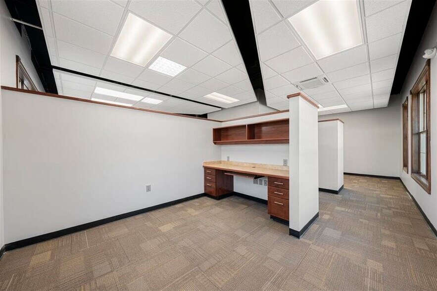 More Photos Of 728 College St, Bowling Green Office For Sale