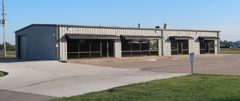 Primary Photo Of 4710 S Emporia Cir, Wichita Freestanding For Lease