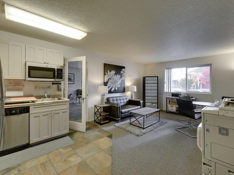 More Photos Of 3939 NE Hancock St, Portland Office For Sale