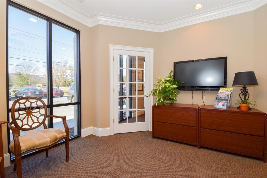 More Photos Of 2350 Electric Rd, Roanoke Medical For Lease