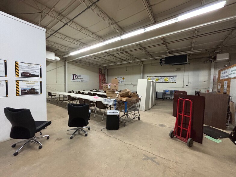 More Photos Of 4854-4864 S 10th St, Milwaukee Showroom For Lease