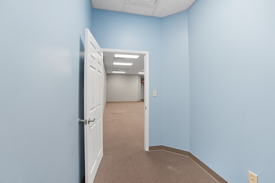 More Photos Of 1104-1124 Kemper Meadow Dr, Forest Park Storefront For Lease