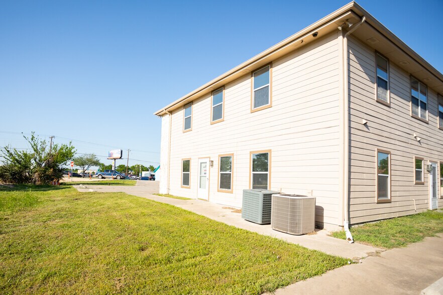 More Photos Of 310 W Murray St, Manor Office Residential For Lease
