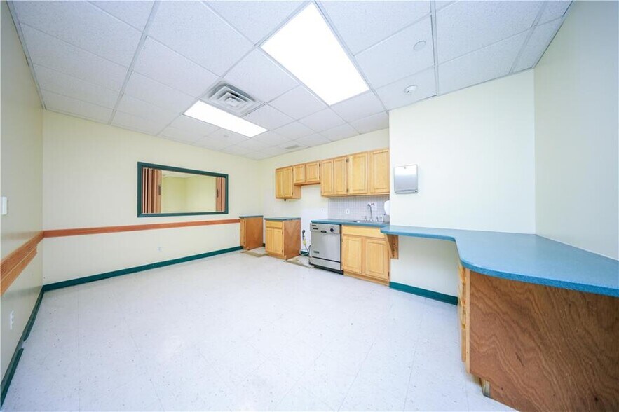 More Photos Of 8710 5th Ave, Brooklyn Medical For Lease