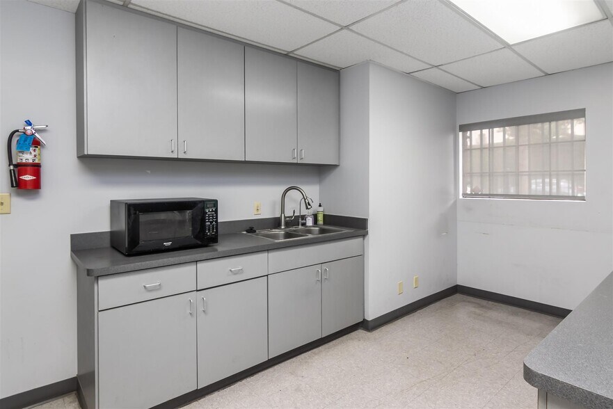 More Photos Of 1745 Gardena Ave, Glendale Office For Sale