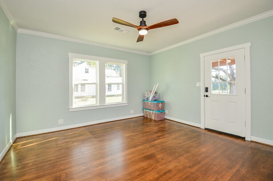 More Photos Of 803 Austin St, Richmond Office Residential For Lease