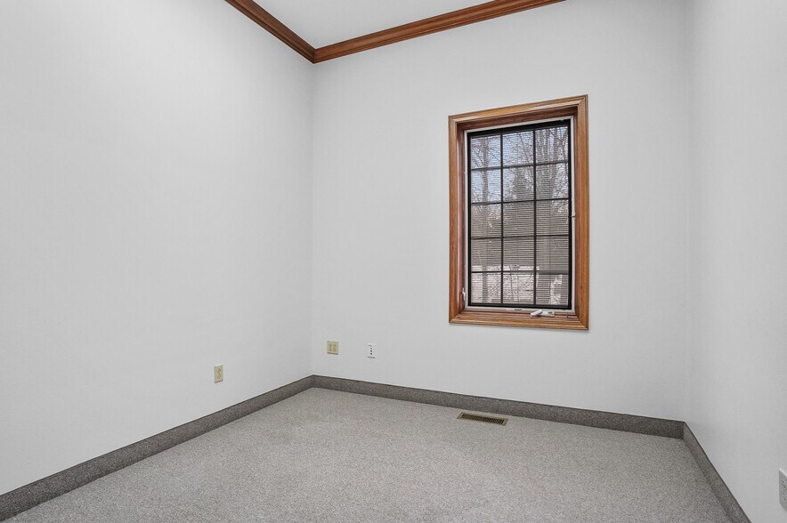 More Photos Of 120 W Aurora Rd, Northfield Medical For Lease