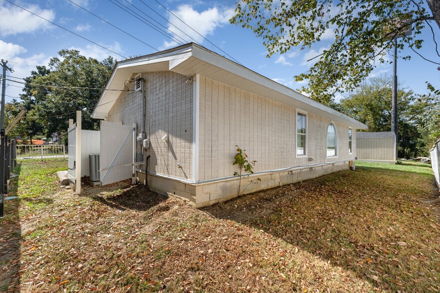 More Photos Of 9008 N Lakebrook Rd, Charlotte Light Distribution For Sale