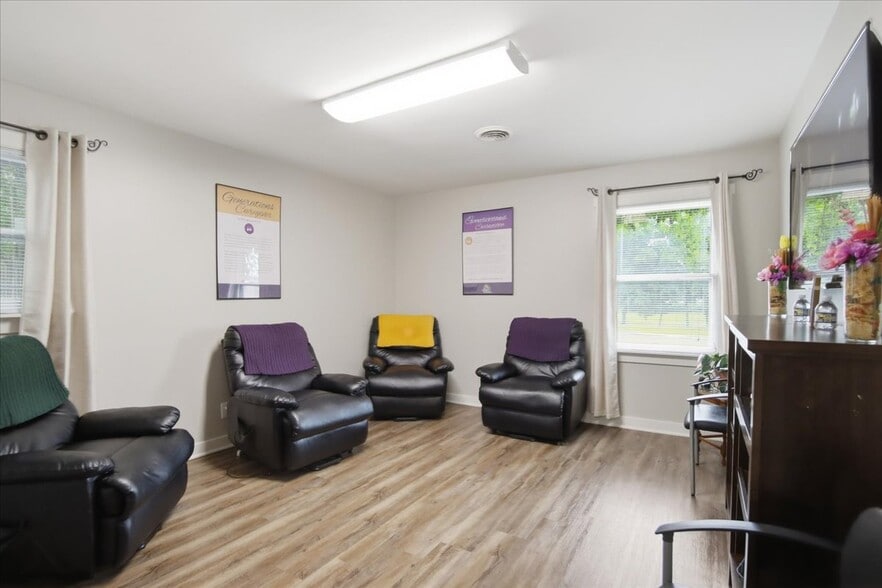More Photos Of 1002 Oakwood Ave NW, Huntsville Office Residential For Lease