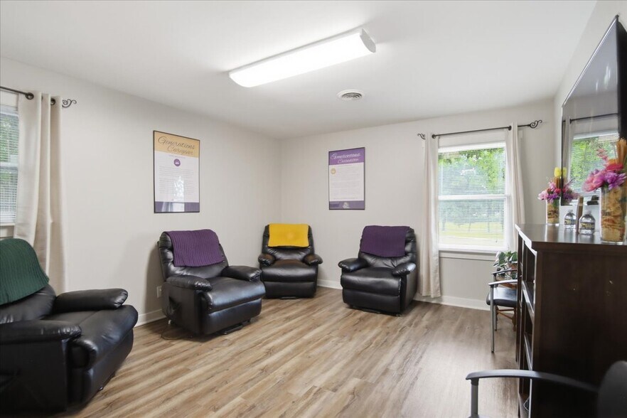 More Photos Of 1002 Oakwood Ave NW, Huntsville Office Residential For Lease