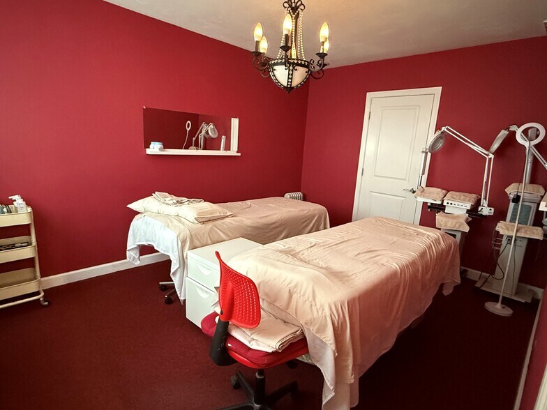 More Photos Of 160 - A Macarthur Blvd, Buzzards Bay Freestanding For Lease