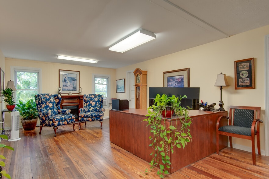 More Photos Of 21 W Pennsylvania Ave, Walkersville Office For Sale