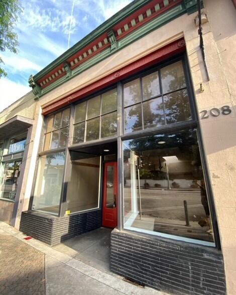 More Photos Of 204-208 E Main St, Ventura Restaurant For Lease