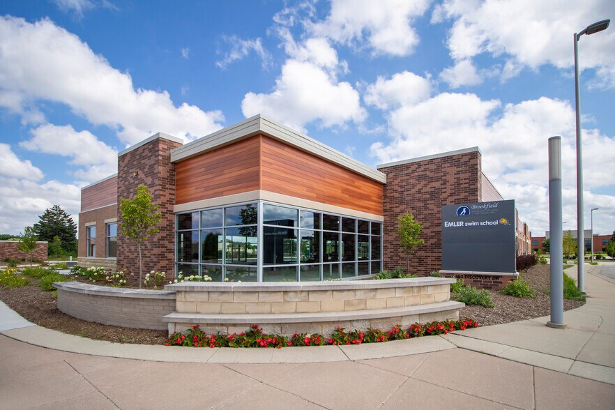 More Photos Of 350 Discovery Dr, Brookfield General Retail For Lease