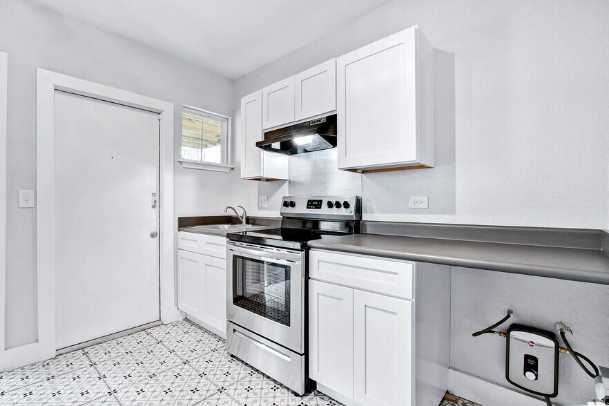 More Photos Of 1020 W French Plz, San Antonio Apartments For Sale