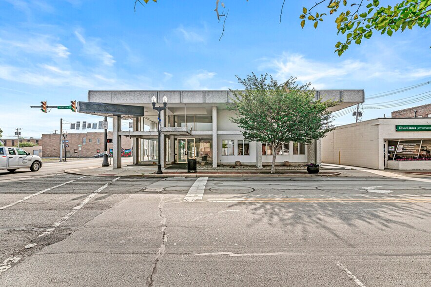 More Photos Of 101 S Anderson St, Elwood Restaurant For Sale