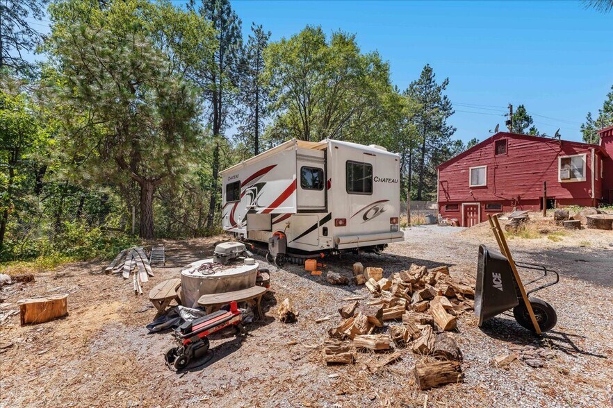 More Photos Of 21375 Main St, Lakehead General Retail For Sale