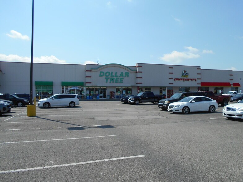 More Photos Of 1008 E Lewis and Clark Pky, Clarksville Unknown For Lease