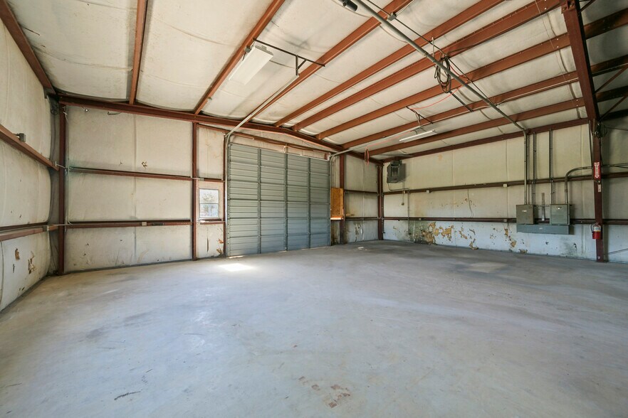More Photos Of 314 E Walker St, League City Warehouse For Lease
