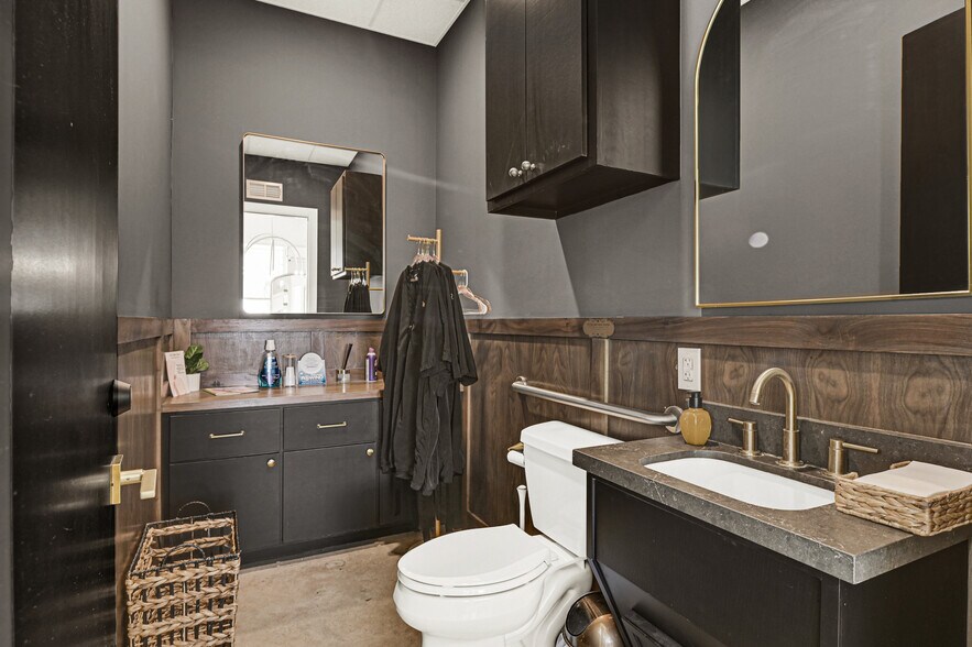 More Photos Of 1511 W 12th St, Houston Office For Sale