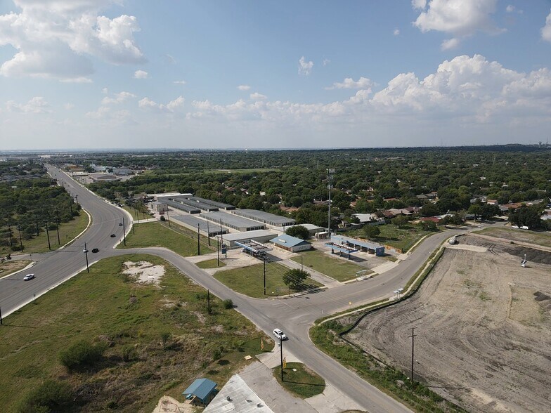 More Photos Of 7407 Glen Mont Dr, San Antonio Freestanding For Lease