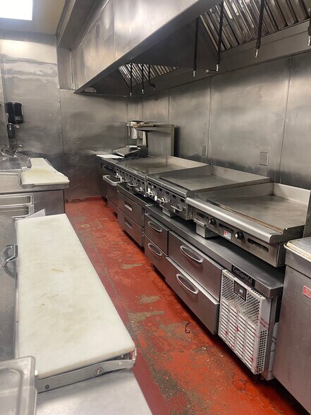 More Photos Of 6606 N Sheridan Rd, Chicago Storefront For Lease