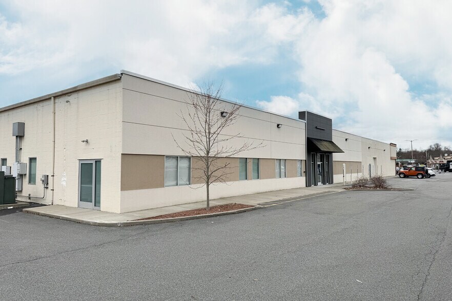 More Photos Of 982-986 Main St, Fishkill Unknown For Lease