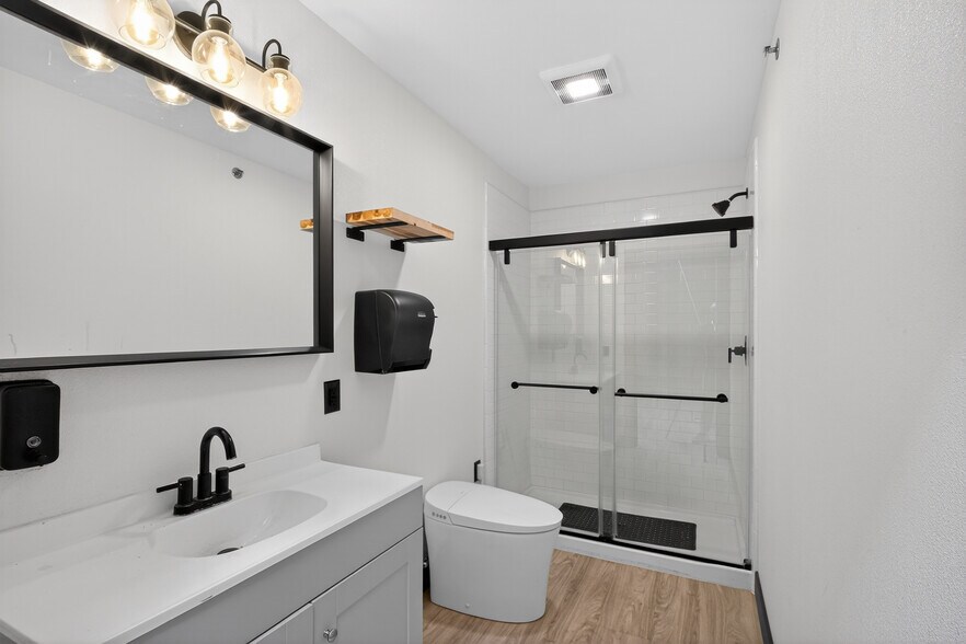 More Photos Of 4125 Market St, Ventura Light Manufacturing For Sale