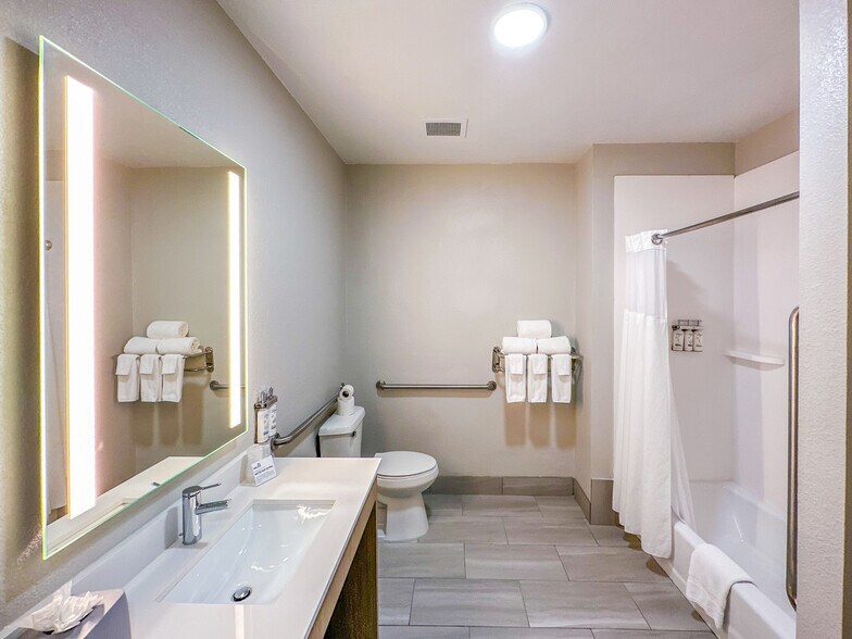More Photos Of 601 N Sonoma Trl, Ennis Hotel For Sale