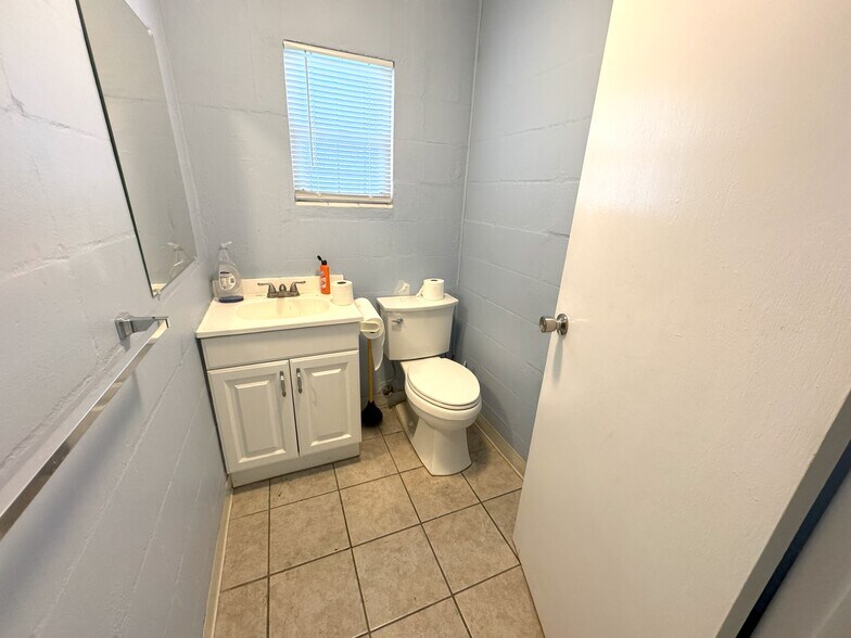 More Photos Of 2028 Palmetto St, Clearwater Light Distribution For Lease